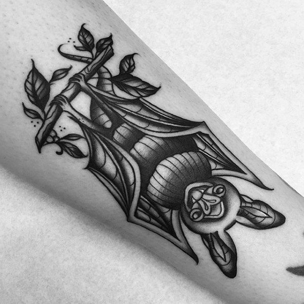 tatuaje tradicional murcielago para hombre 42