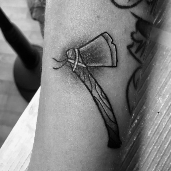 tatuaje hacha pequena 33