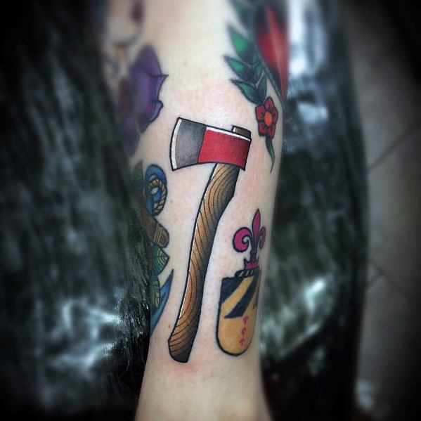 tatuaje hacha pequena 51