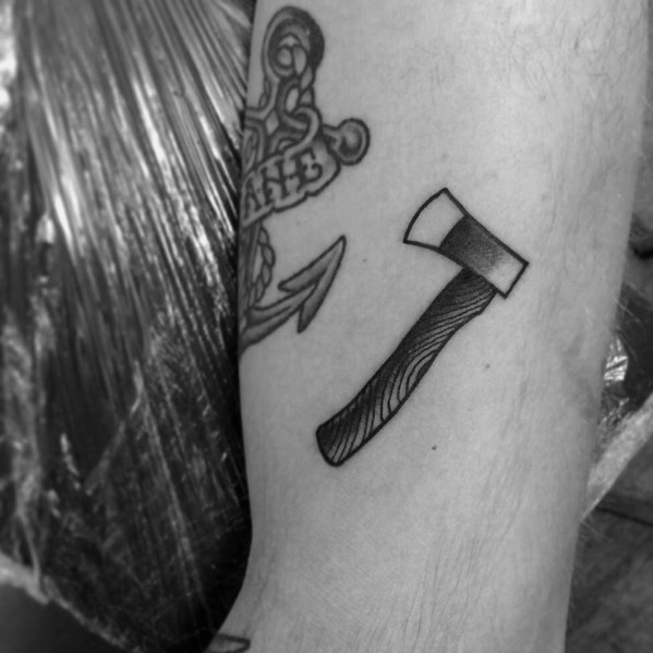 tatuaje hacha pequena 87